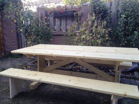 Buitentafel-Cadi-met-losse-bankjes-Johan