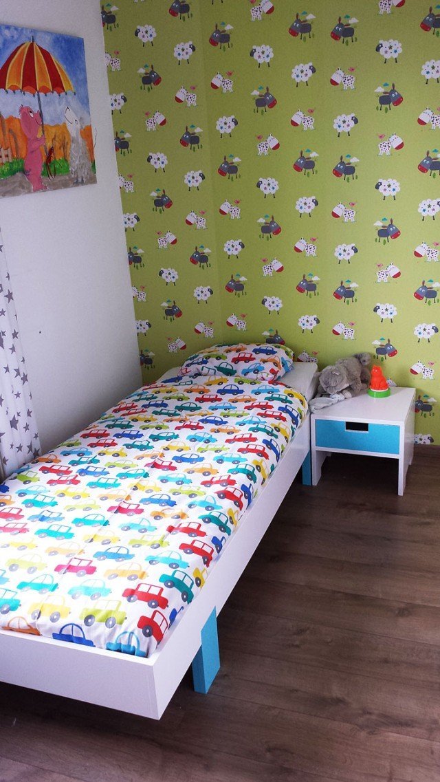 Bed maken: eenpersoonsbed bed zelf maken met nachtkastje tekening door Jelte