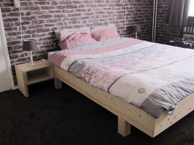 Tweepersoonsbed Azobe gemaakt door Binke