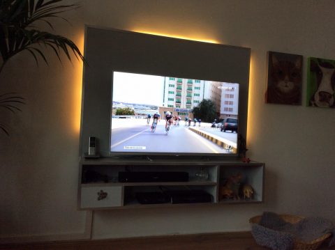 Zelfbouw tv-meubel Jordi aangepast en gemaakt door Anne Juul