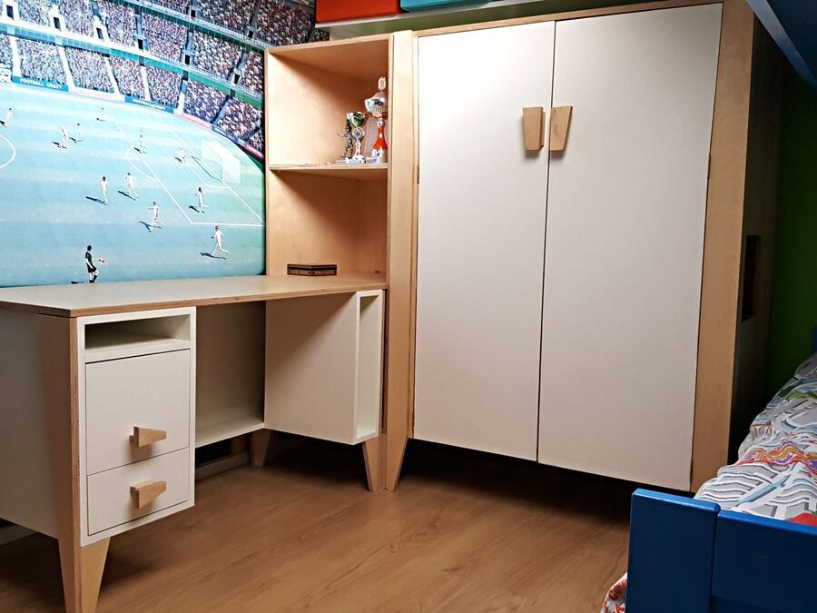 Zelfbouw buro / kinderkamer gemaakt door Jan