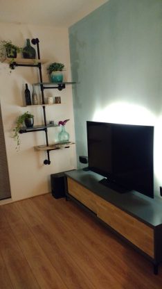 tv-meubel Arturo gemaakt door Lutina in zwart mdf en massief eiken