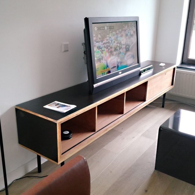 Zwevend tv-meubel ArturoXl in betonplex door Stefan