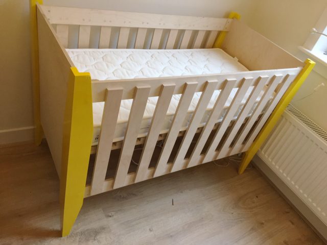 Ledikant Leon zelf gemaakt door B.N.