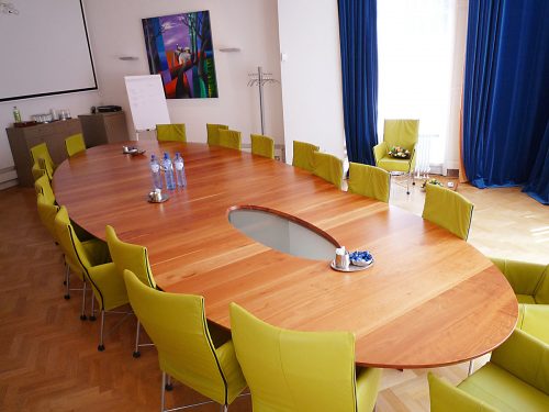 Exclusieve ovale vergadertafel voor 24 personen in massief kersen