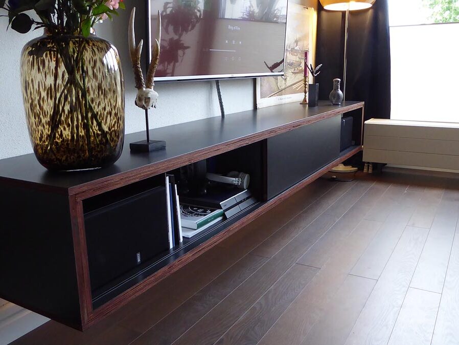 Zelfbouw tv-meubel ArturoXL gebouwd in berken multiplex, door Thijs