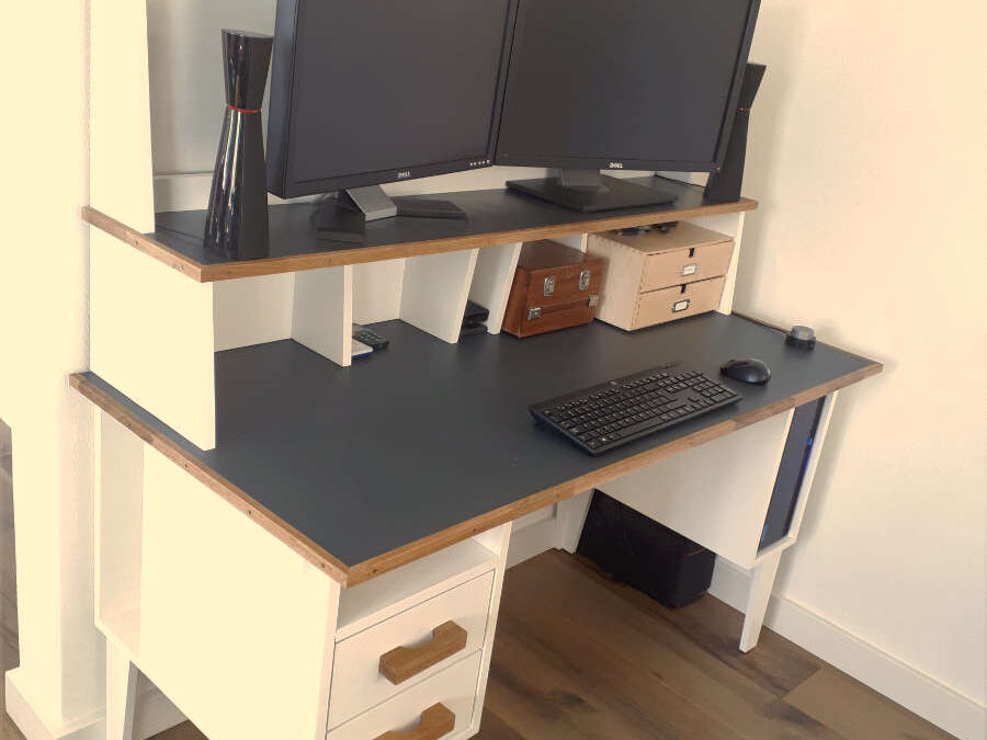 Zelfbouw buro gemaakt door Karst