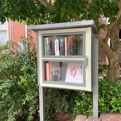 minibieb libros zelfgemaakt door de broer van Fridy